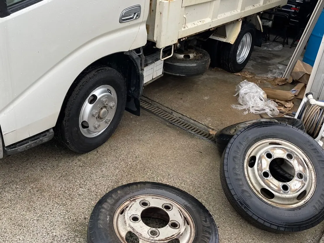 自社ダンプのタイヤがだいぶ減ってたので知り合いの車屋さんに場...