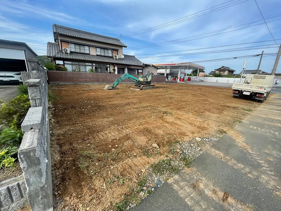 梅雨に入る前に整地して耐久年数15年以上の防草シートを敷いて...