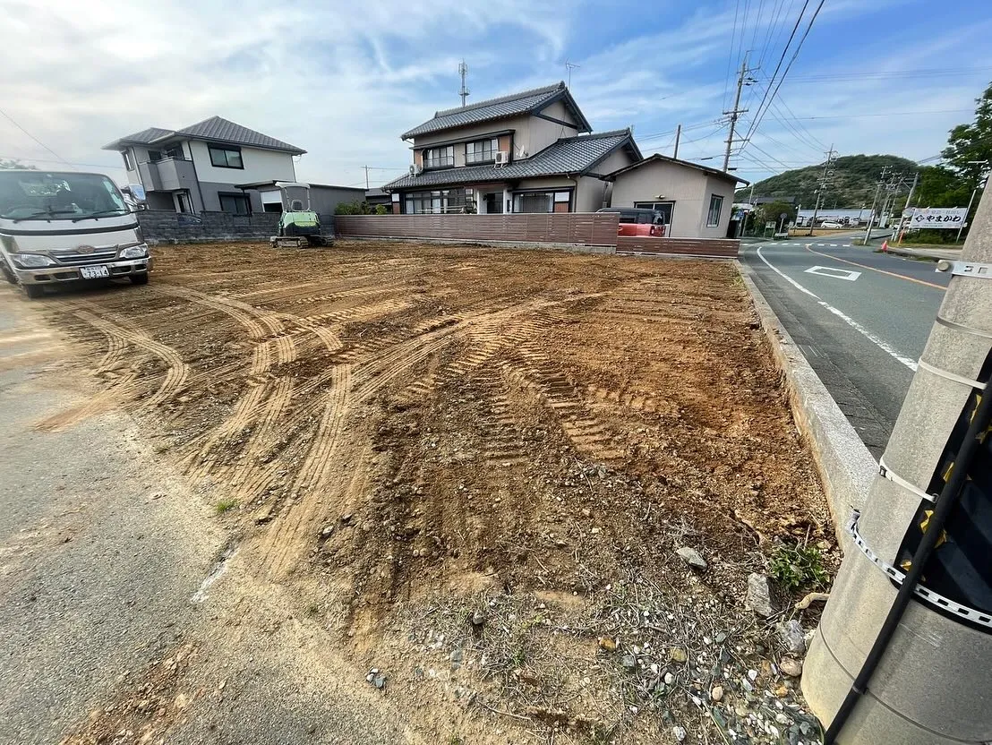 梅雨に入る前に整地して耐久年数15年以上の防草シートを敷いて...