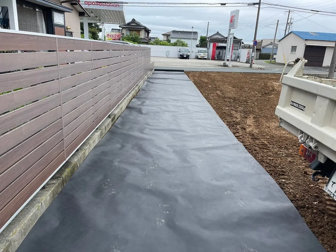 梅雨に入る前に整地して耐久年数15年以上の防草シートを敷いて...