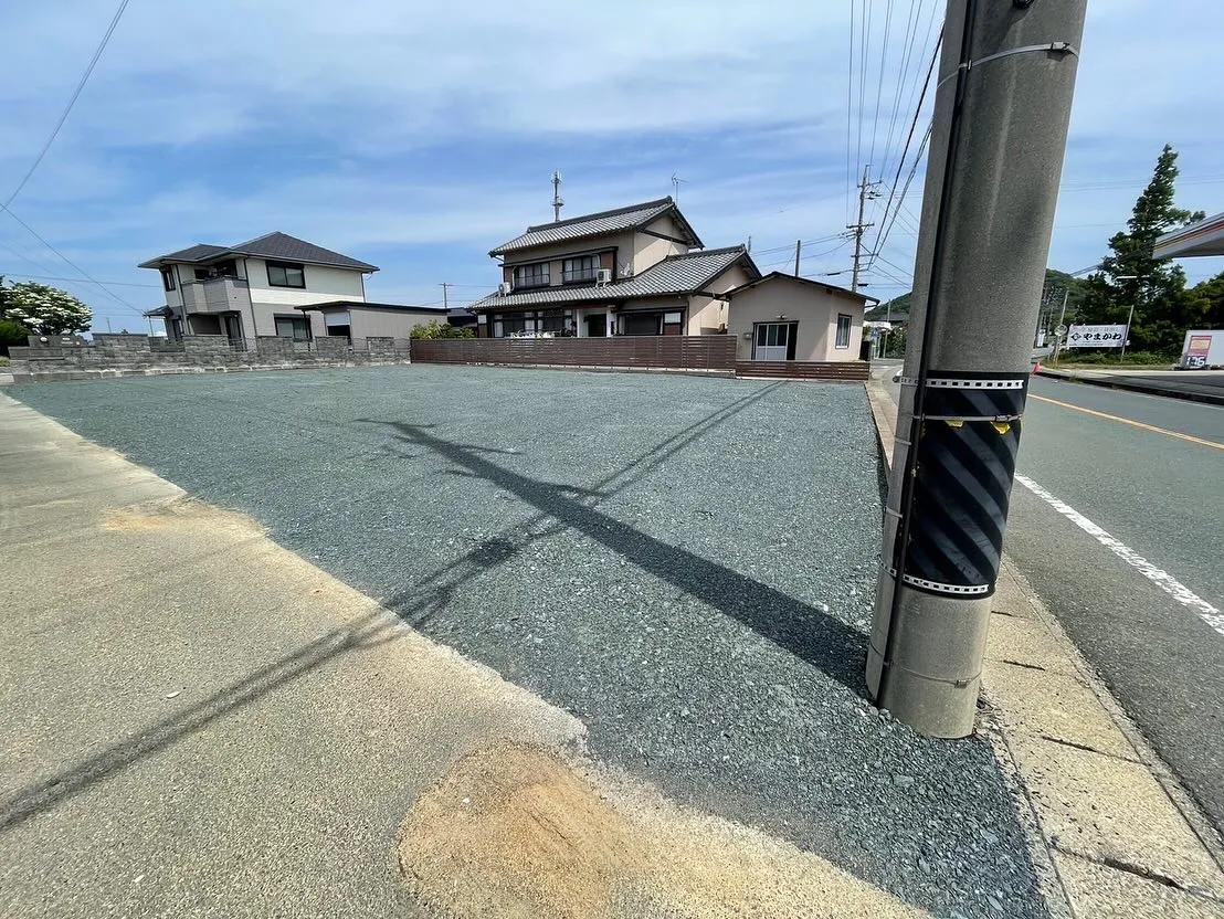 梅雨に入る前に整地して耐久年数15年以上の防草シートを敷いて...