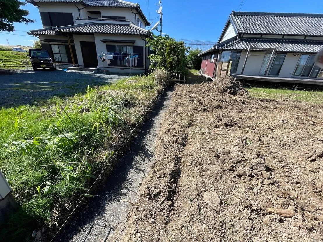 隣の家との境にブロック積みです