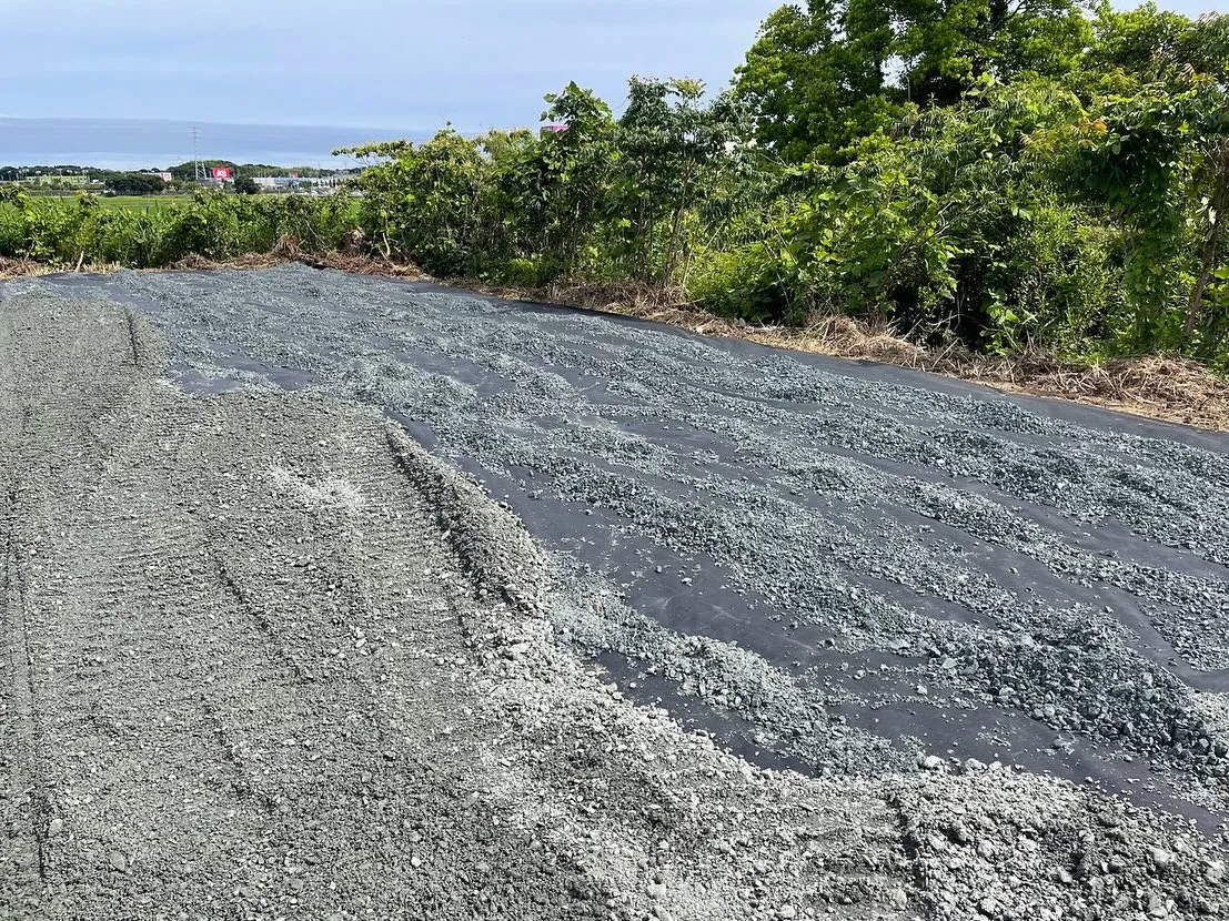 広範囲な整地で防草シートを敷いてから砕石敷き均し転圧作業