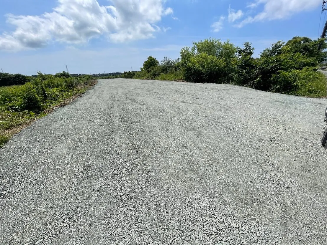 広範囲な整地で防草シートを敷いてから砕石敷き均し転圧作業