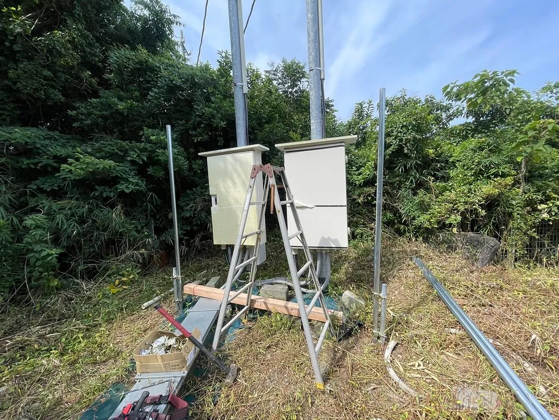 太陽光の配電盤が直射日光で熱を持ってしまうとの事で日除のトタ...