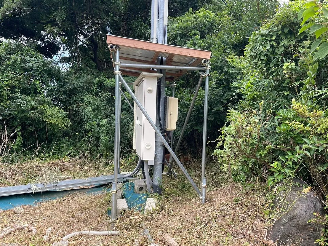 太陽光の配電盤が直射日光で熱を持ってしまうとの事で日除のトタ...