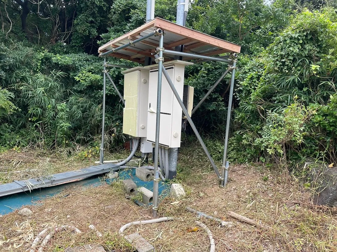 太陽光の配電盤が直射日光で熱を持ってしまうとの事で日除のトタ...