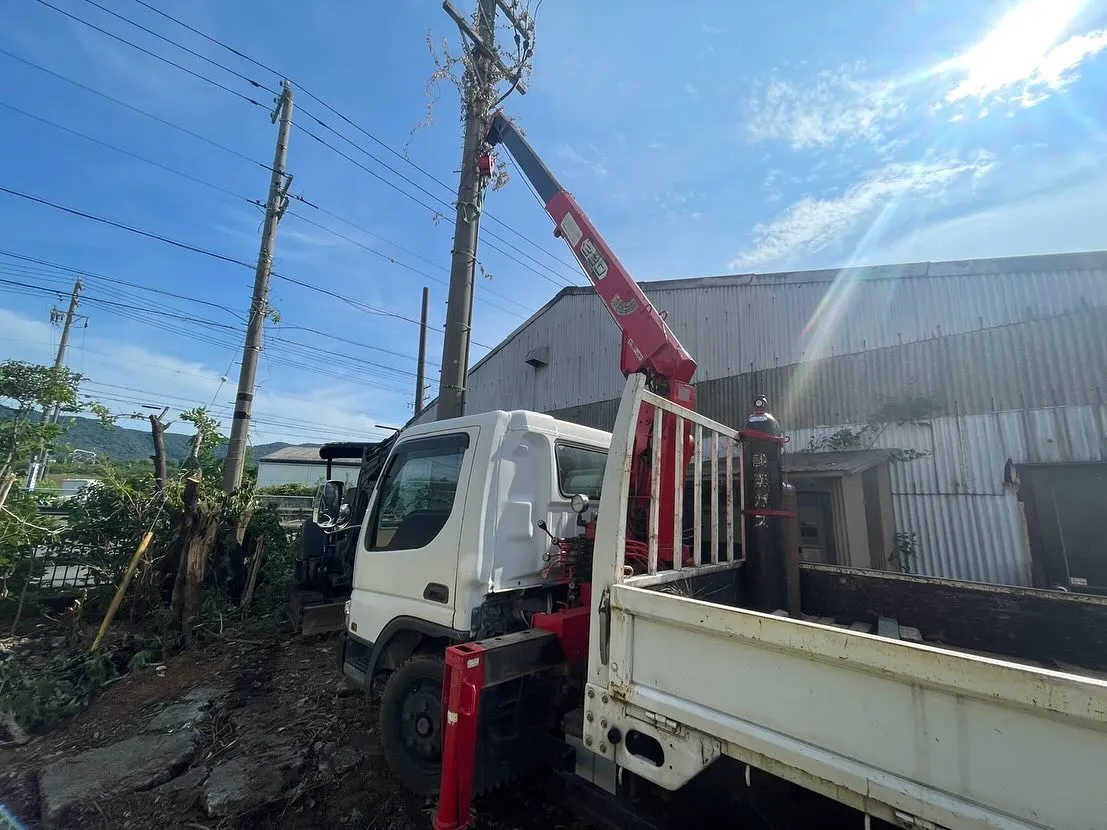 私有地内の不用になった電柱の撤去作業です