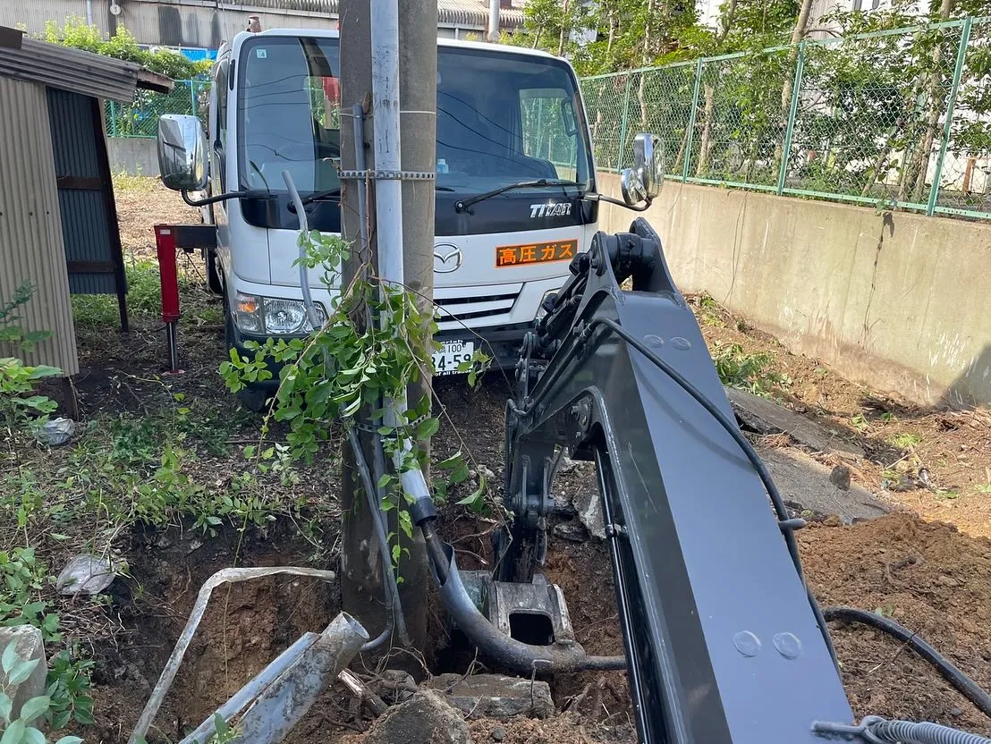 私有地内の不用になった電柱の撤去作業です