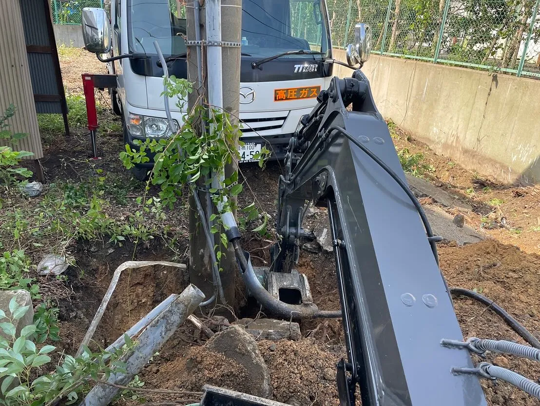 私有地内の不用になった電柱の撤去作業です