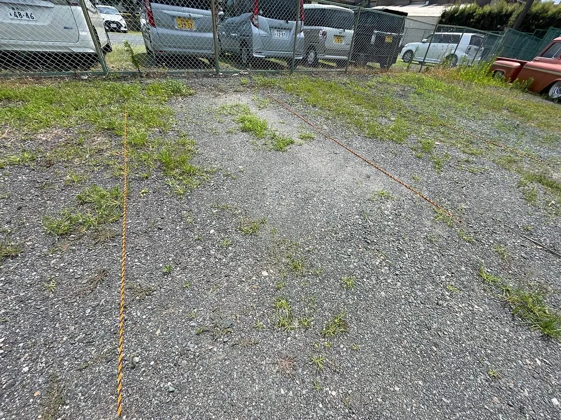 駐車場の区画表示用にトラロープの設置作業させて頂きました